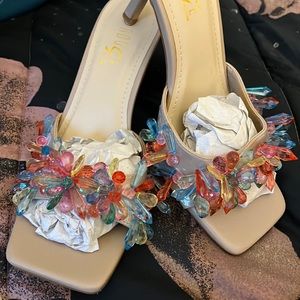 Nice kitten heel never warn. Comes with dust bag and sealed in plastic bag.